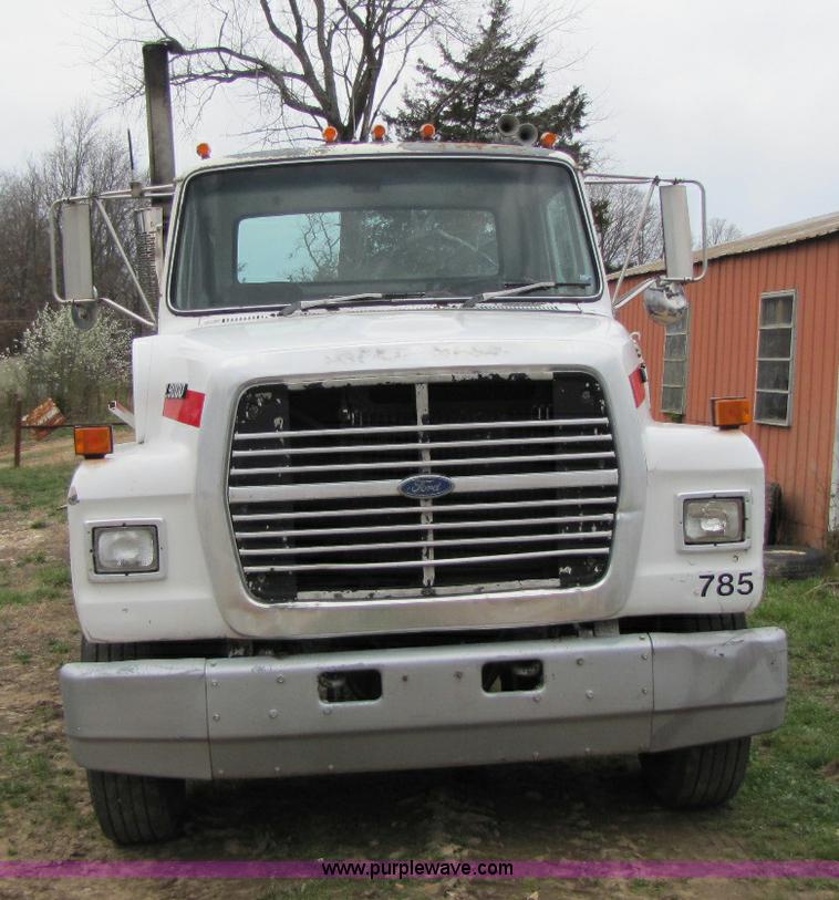 image for item 8433 1991 Ford LN9000 semi truck