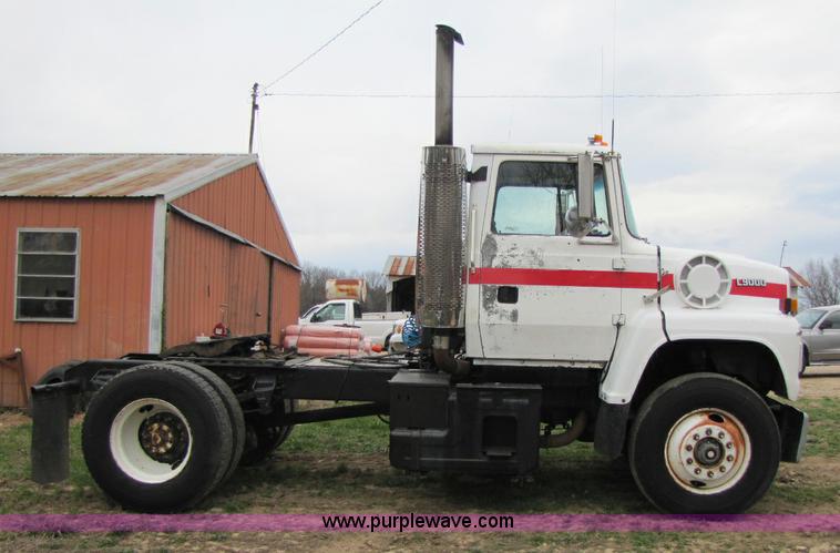 image for item 8433 1991 Ford LN9000 semi truck