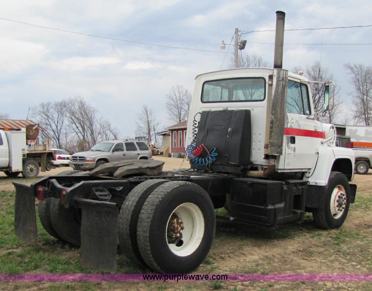 image for item 8433 1991 Ford LN9000 semi truck