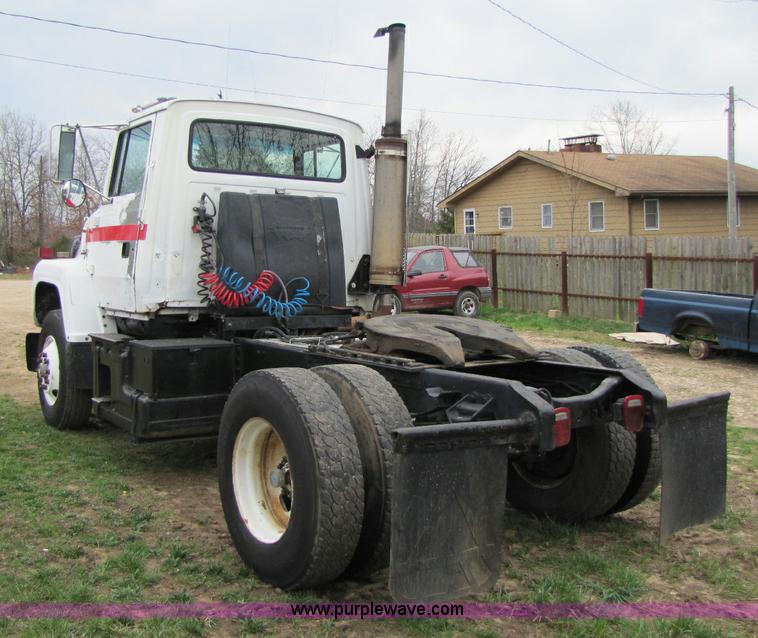 image for item 8433 1991 Ford LN9000 semi truck