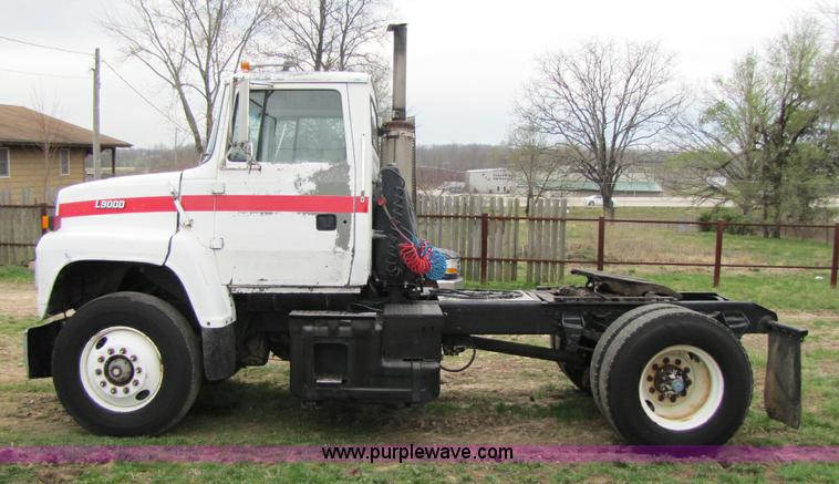 image for item 8433 1991 Ford LN9000 semi truck