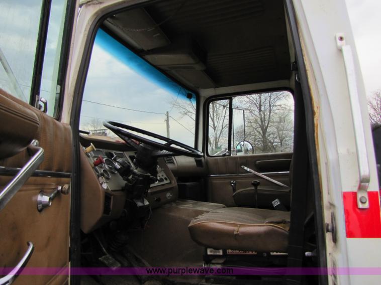 image for item 8433 1991 Ford LN9000 semi truck