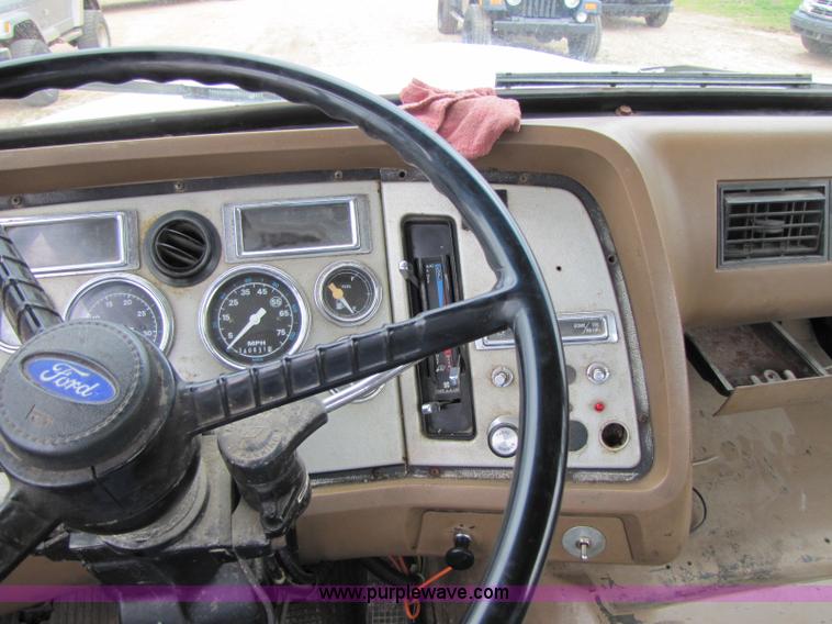 image for item 8433 1991 Ford LN9000 semi truck