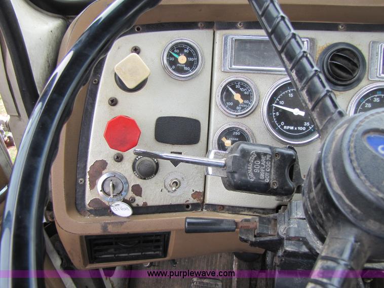 image for item 8433 1991 Ford LN9000 semi truck