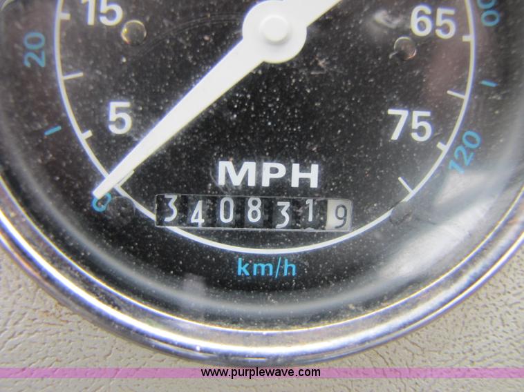 image for item 8433 1991 Ford LN9000 semi truck