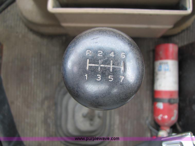 image for item 8433 1991 Ford LN9000 semi truck