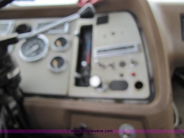 image for item 8433 1991 Ford LN9000 semi truck