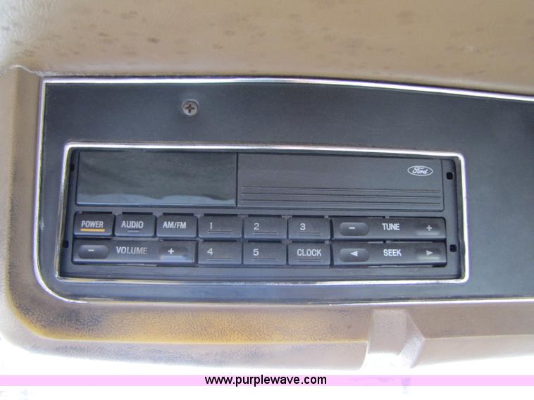 image for item 8433 1991 Ford LN9000 semi truck