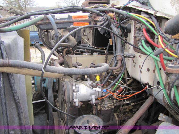 image for item 8433 1991 Ford LN9000 semi truck