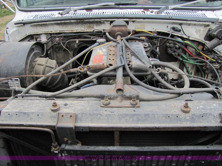 image for item 8433 1991 Ford LN9000 semi truck