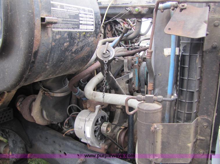 image for item 8433 1991 Ford LN9000 semi truck