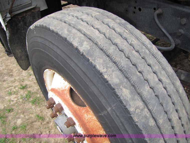 image for item 8433 1991 Ford LN9000 semi truck