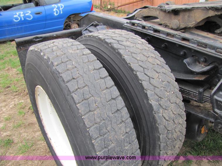 image for item 8433 1991 Ford LN9000 semi truck