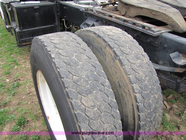 image for item 8433 1991 Ford LN9000 semi truck