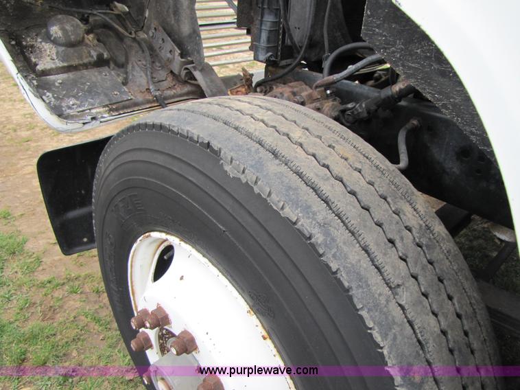 image for item 8433 1991 Ford LN9000 semi truck