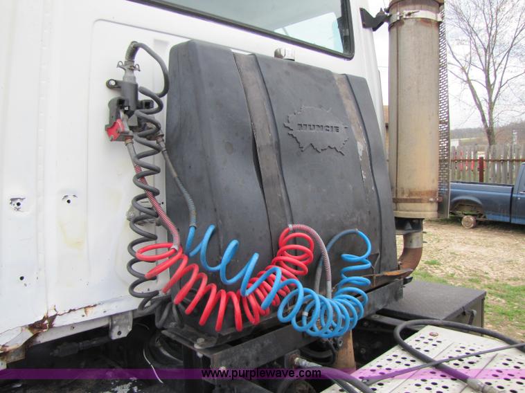 image for item 8433 1991 Ford LN9000 semi truck