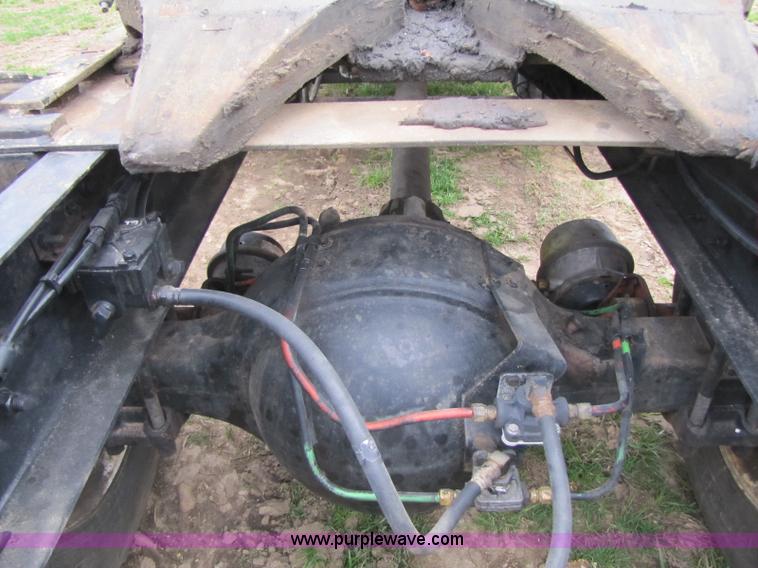 image for item 8433 1991 Ford LN9000 semi truck