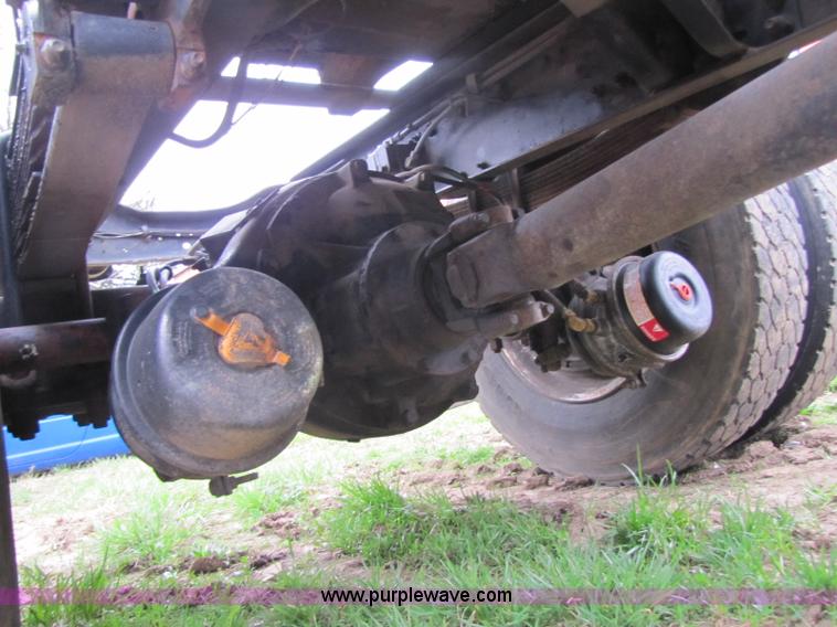 image for item 8433 1991 Ford LN9000 semi truck