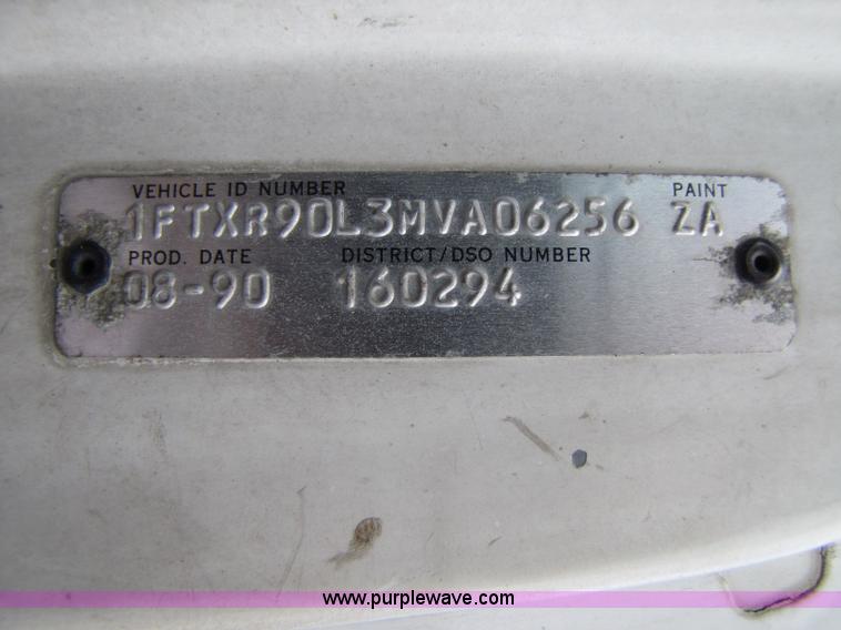 image for item 8433 1991 Ford LN9000 semi truck