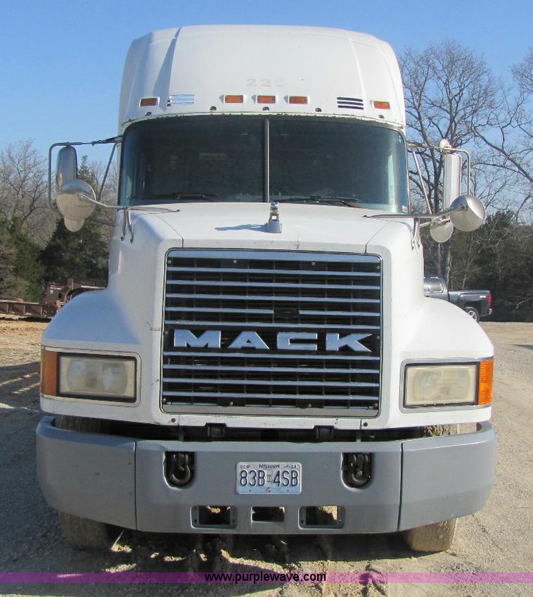 image for item 8443 1999 Mack CH612 semi truck