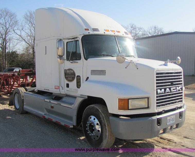 image for item 8443 1999 Mack CH612 semi truck