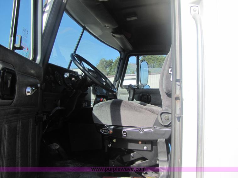 image for item 8443 1999 Mack CH612 semi truck