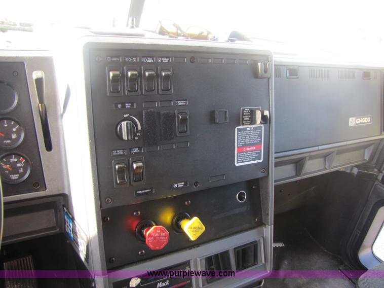 image for item 8443 1999 Mack CH612 semi truck