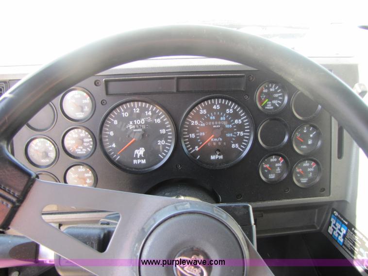 image for item 8443 1999 Mack CH612 semi truck