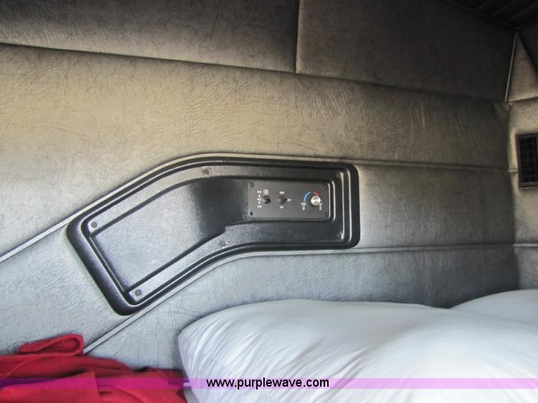 image for item 8443 1999 Mack CH612 semi truck