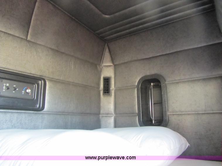 image for item 8443 1999 Mack CH612 semi truck