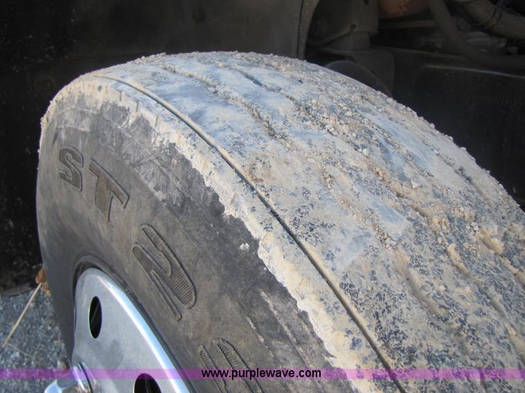 image for item 8443 1999 Mack CH612 semi truck