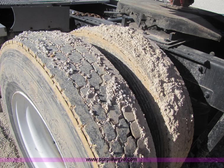 image for item 8443 1999 Mack CH612 semi truck