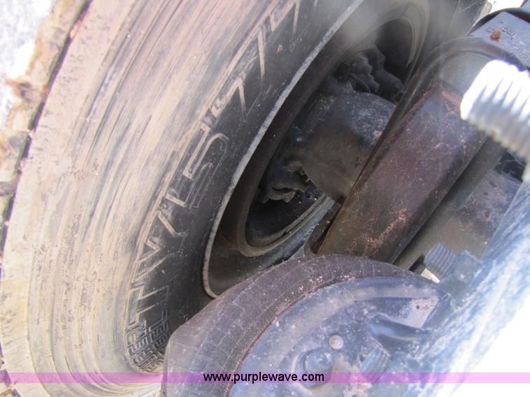 image for item 8443 1999 Mack CH612 semi truck