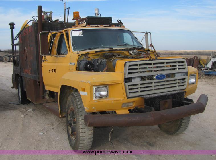 image for item 1002 Ford F700 service truck