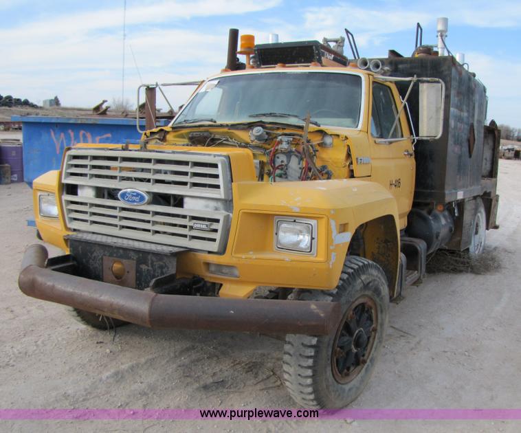 image for item 1002 Ford F700 service truck