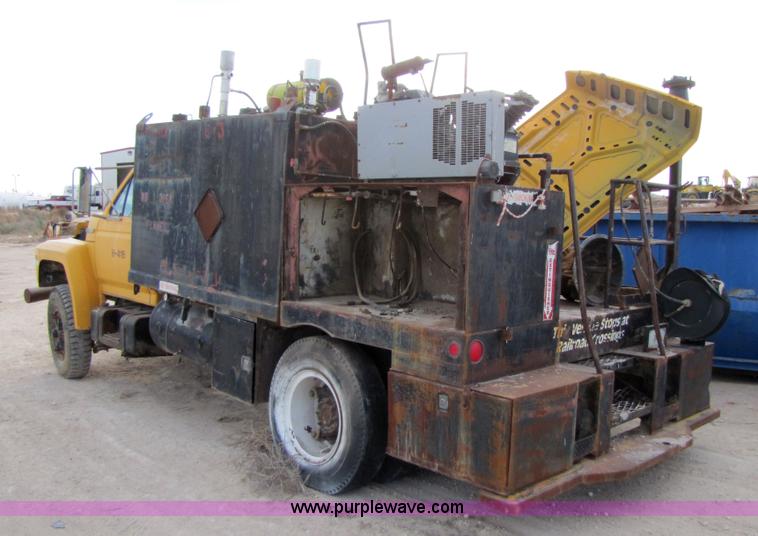 image for item 1002 Ford F700 service truck