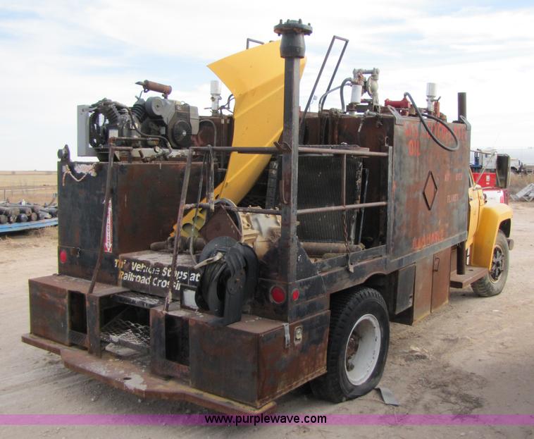 image for item 1002 Ford F700 service truck