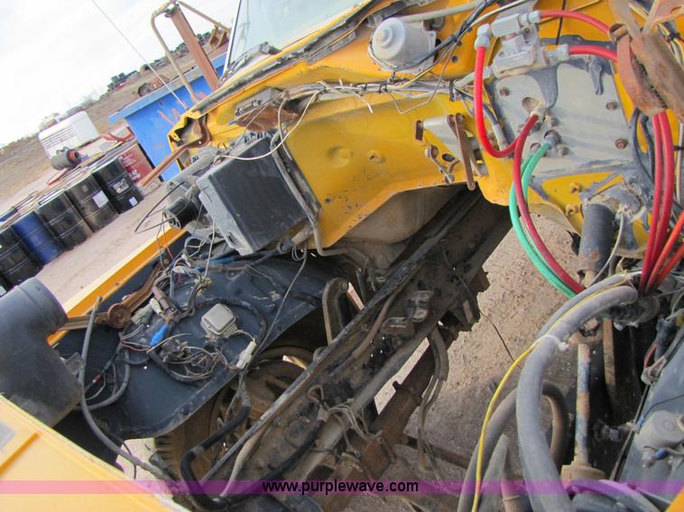 image for item 1002 Ford F700 service truck