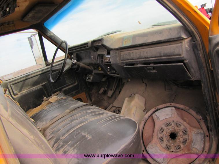 image for item 1002 Ford F700 service truck