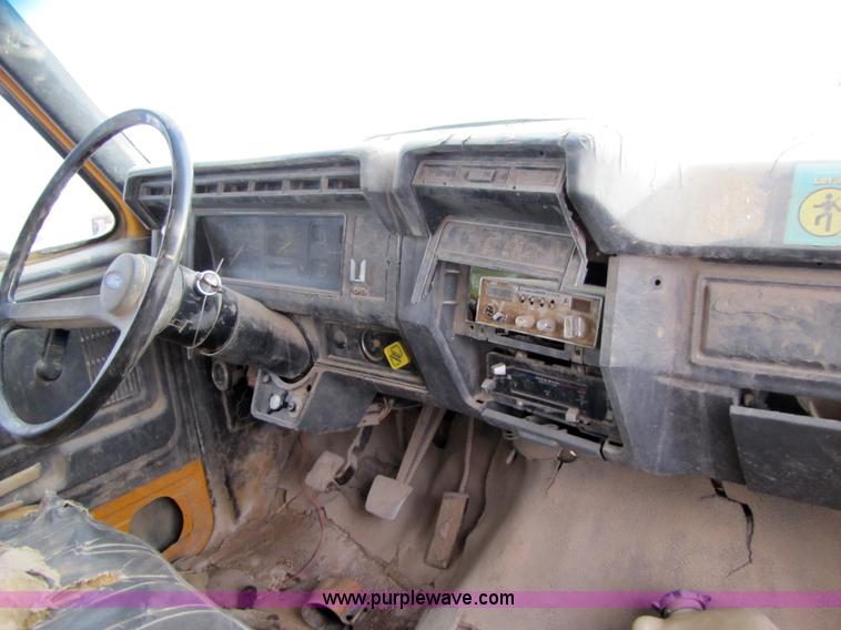 image for item 1002 Ford F700 service truck