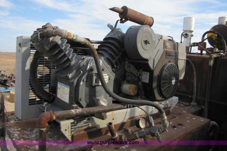 image for item 1002 Ford F700 service truck