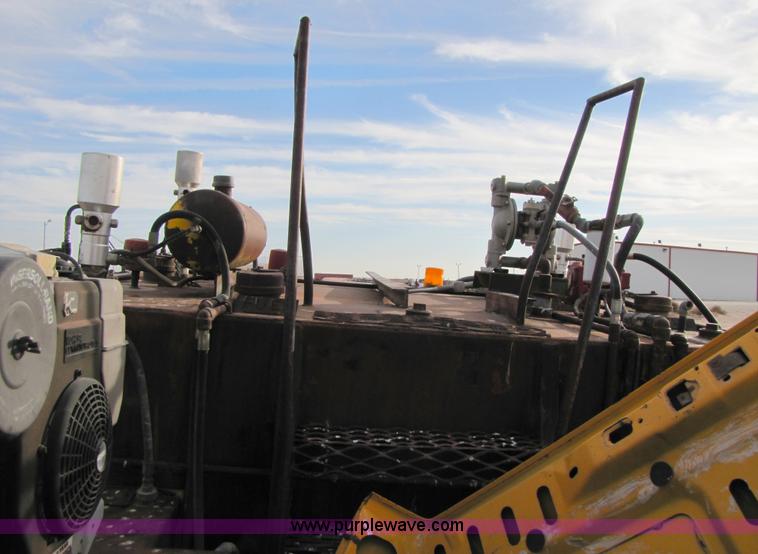 image for item 1002 Ford F700 service truck