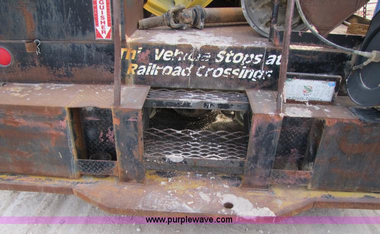 image for item 1002 Ford F700 service truck