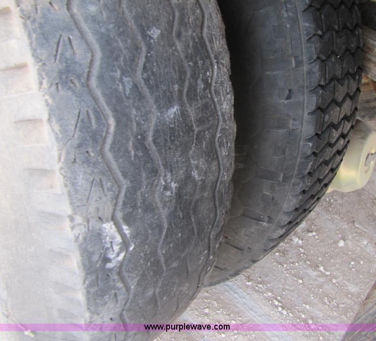 image for item 1002 Ford F700 service truck