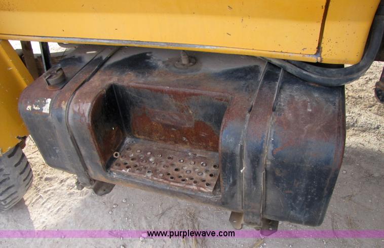 image for item 1002 Ford F700 service truck