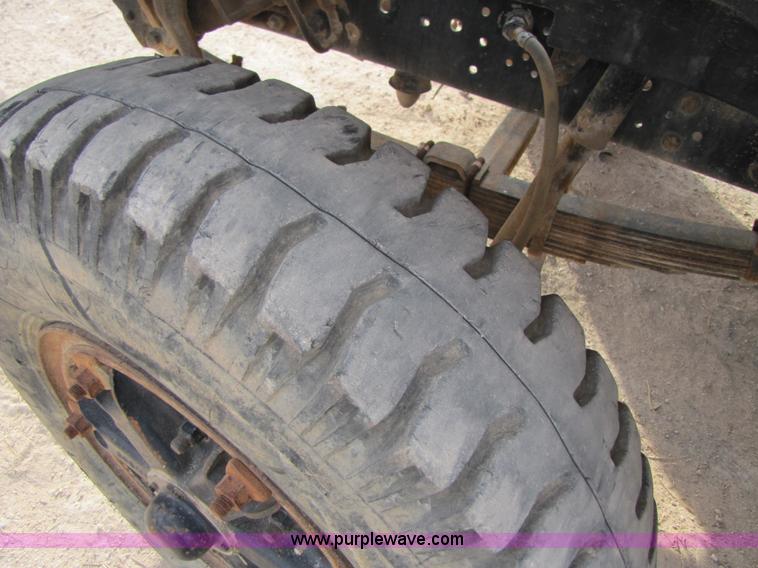 image for item 1002 Ford F700 service truck