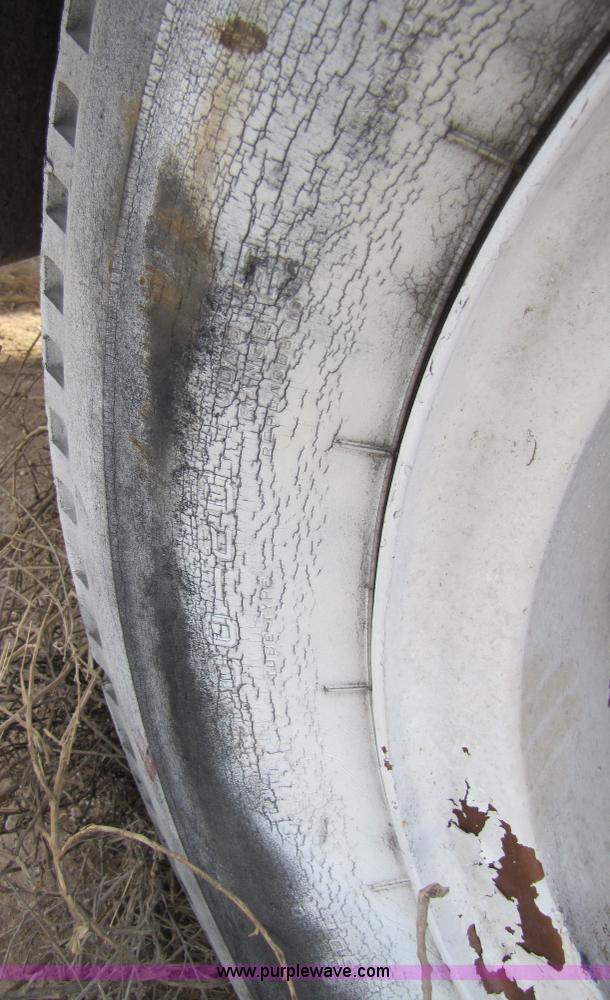 image for item 1002 Ford F700 service truck