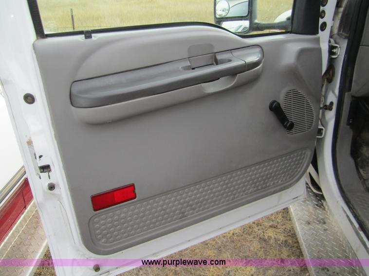 image for item 3069 2000 Ford F550 XL Super Duty pickup truck cab and chassis