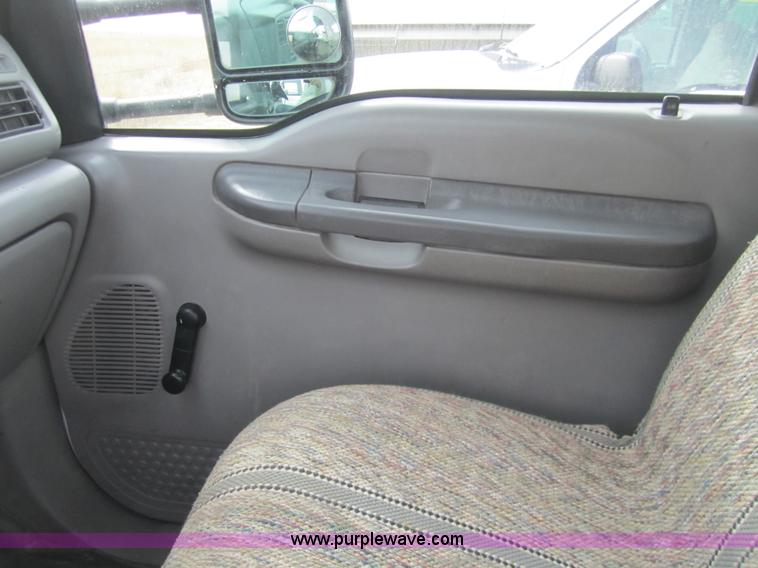 image for item 3069 2000 Ford F550 XL Super Duty pickup truck cab and chassis