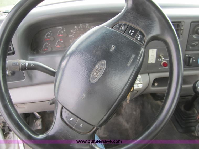 image for item 3069 2000 Ford F550 XL Super Duty pickup truck cab and chassis